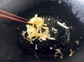 将姜丝煸炒成金黄色，将姜丝夹出备用，留姜油备用。