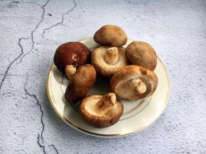 香菇中还含有30多种酶和18种氨基酸。人体所必需的8中氨基酸中，香菇就含有7种，因此香菇又成为纠正人体酶缺乏症和补充氨基酸的首选食物。