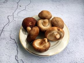 香菇中还含有30多种酶和18种氨基酸。人体所必需的8中氨基酸中，香菇就含有7种，因此香菇又成为纠正人体酶缺乏症和补充氨基酸的首选食物。