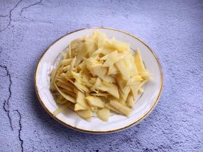 冬笋切成薄片。