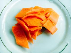 胡萝卜切薄片。