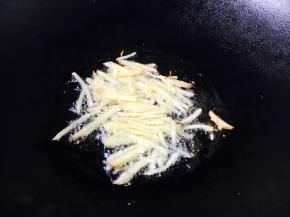 热锅凉油，放入姜丝。