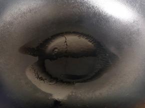 锅热后放入少许的油。