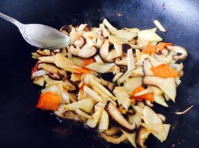 放入1小勺的花椒油提鲜，翻炒均匀即可。