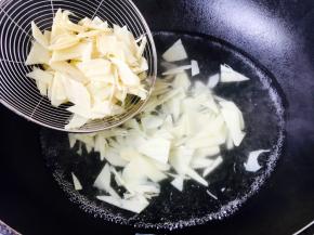 焯水后捞出冬笋，过凉水，沥干水分备用。