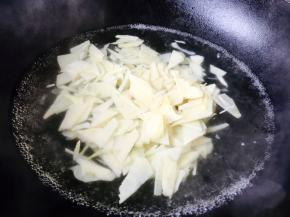 锅里放适量的水和少许的盐，水开后，放入冬笋焯水。