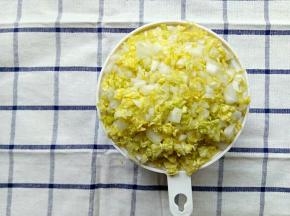 切细的白菜放入滤网后加入一勺盐掉水