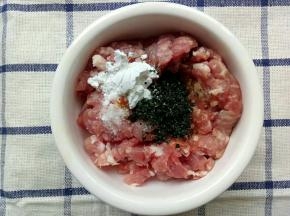肉末中加入一勺玉米淀粉，芝麻粉和一勺盐