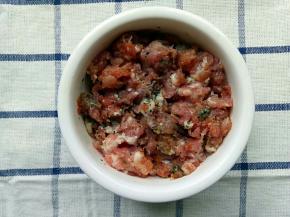 加入的调料和肉末搅拌均匀