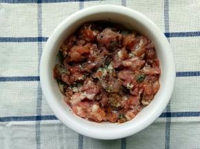 加入的调料和肉末搅拌均匀