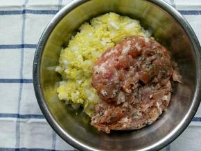 肉末搅拌均匀好后加入掉好水的白菜中