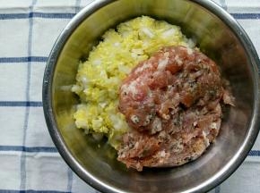 肉末搅拌均匀好后加入掉好水的白菜中