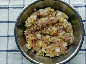 再次将白菜和肉末搅拌均匀