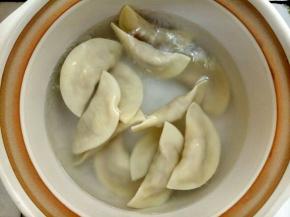 砂锅放入水，水开放入一勺盐防黏再放入饺子煮熟