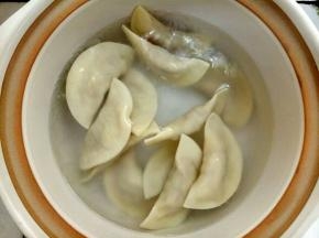砂锅放入水，水开放入一勺盐防黏再放入饺子煮熟