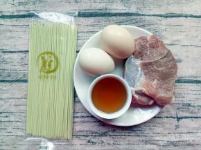 准备好食材:黄瓜细面，鸡蛋，梅汁和瘦肉
