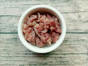 瘦肉切小片装碗