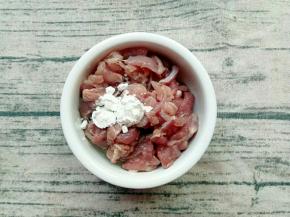 切好的瘦肉加入一勺玉米淀粉和几滴油