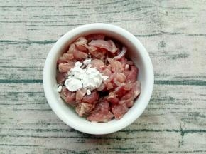 切好的瘦肉加入一勺玉米淀粉和几滴油