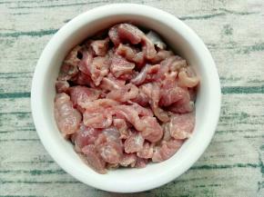 肉片和玉米淀粉，油搅拌均匀