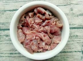 肉片和玉米淀粉，油搅拌均匀