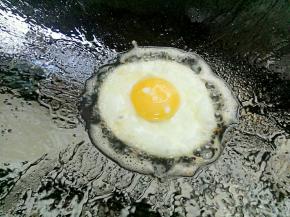 锅里放油，油热后放入鸡蛋煎