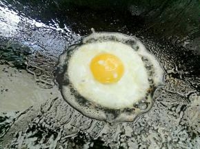 锅里放油，油热后放入鸡蛋煎