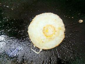 一边煎好再翻另一面煎