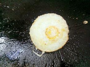 一边煎好再翻另一面煎