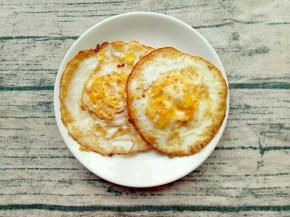 煎好的鸡蛋装盘子备用