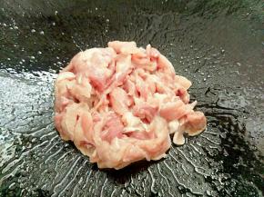 锅里再放入肉片煎一下