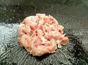 锅里再放入肉片煎一下