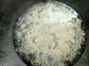 煎好的肉片加入水煮开