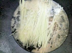 水煮开后加入黄瓜细面