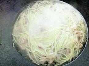 黄瓜细面煮开后搅拌一下