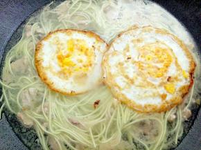 黄瓜细面煮两分钟后放入备用的鸡蛋