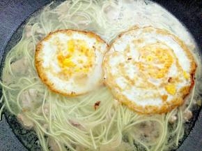黄瓜细面煮两分钟后放入备用的鸡蛋