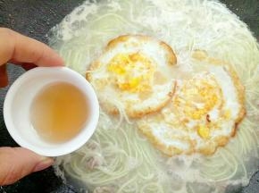 放入鸡蛋再次煮开后倒入梅汁，关火搅拌几下