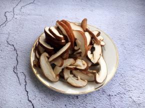 将香菇切成片。