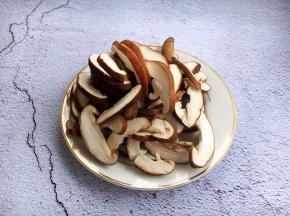将香菇切成片。
