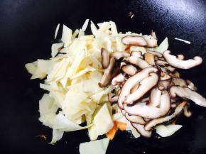 放入冬笋片和香菇片，将其翻炒均匀。