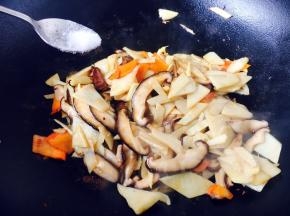 放入少许的盐调味。