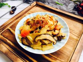 将冬笋香菇盛入盘中，放入用油炸过的姜丝。