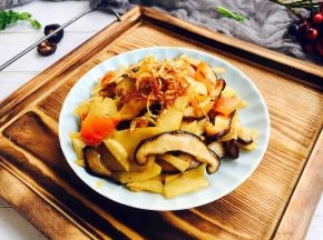 将冬笋香菇盛入盘中，放入用油炸过的姜丝。