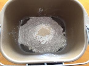 将黄油以上的全部材料放入面包机，和面20分钟