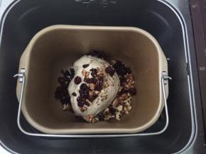 放入蔓越莓和核桃碎，揉均匀，核桃提前放入烤箱烤几分钟