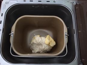 加入软化的黄油再和面30分钟