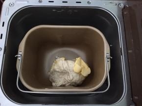 加入软化的黄油再和面30分钟