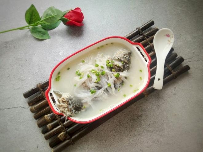 鲫鱼萝卜汤