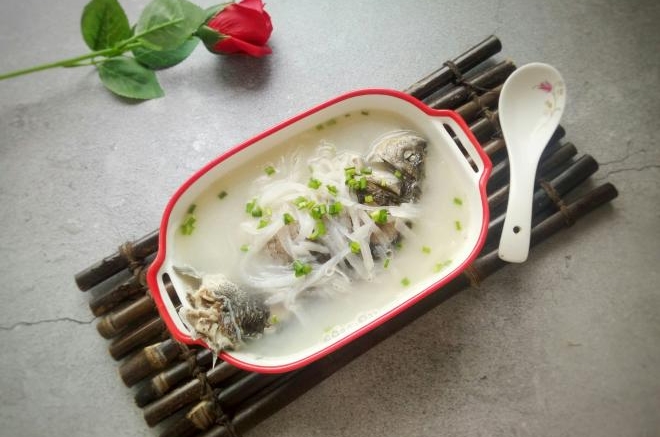 鲫鱼萝卜汤